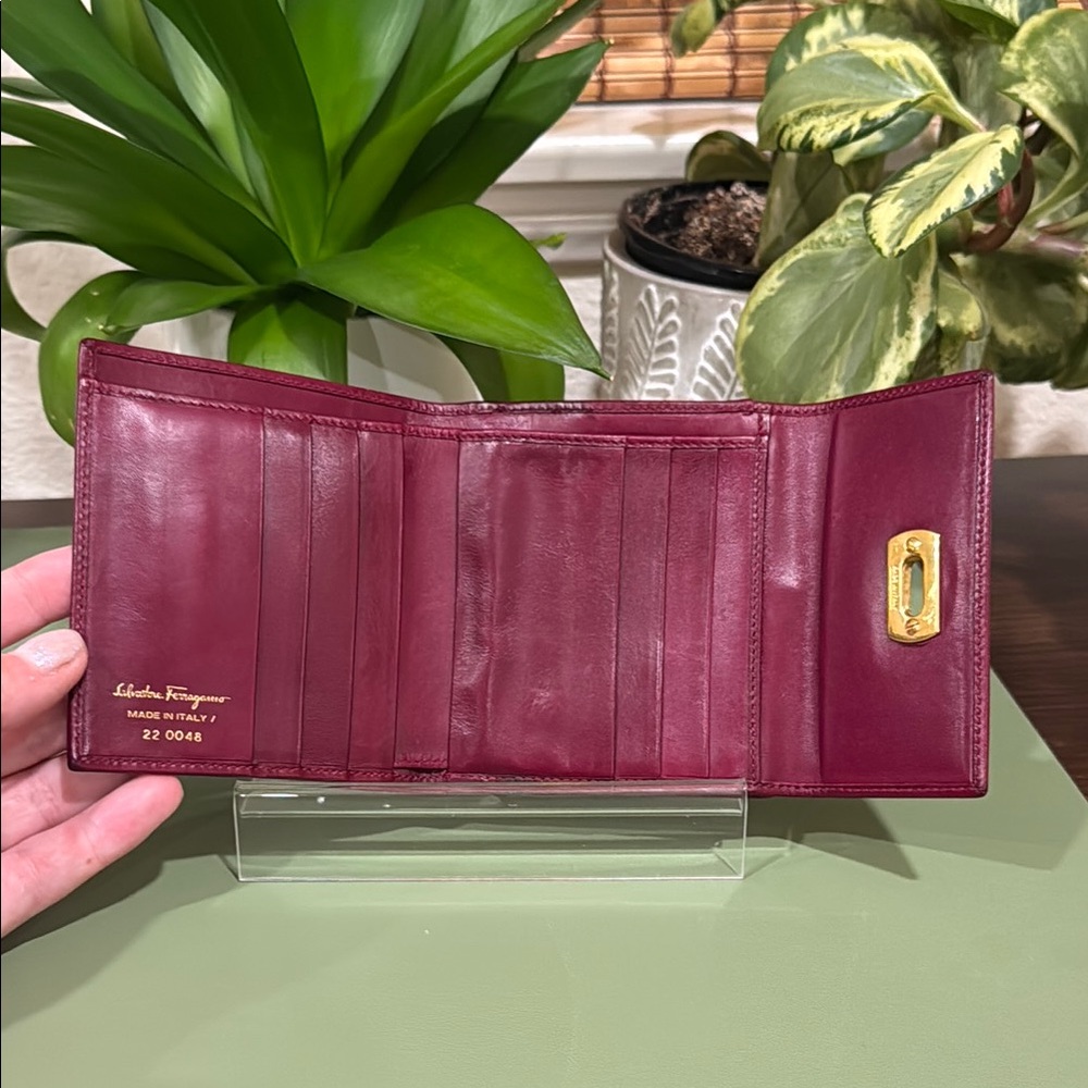 Salvatore Ferragamo Red and Gold Wallet with Luxurious Leather - Picture 3 of 6